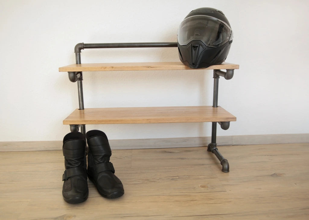 Bodo Schuhregal mit Motorradstiefeln und Helm