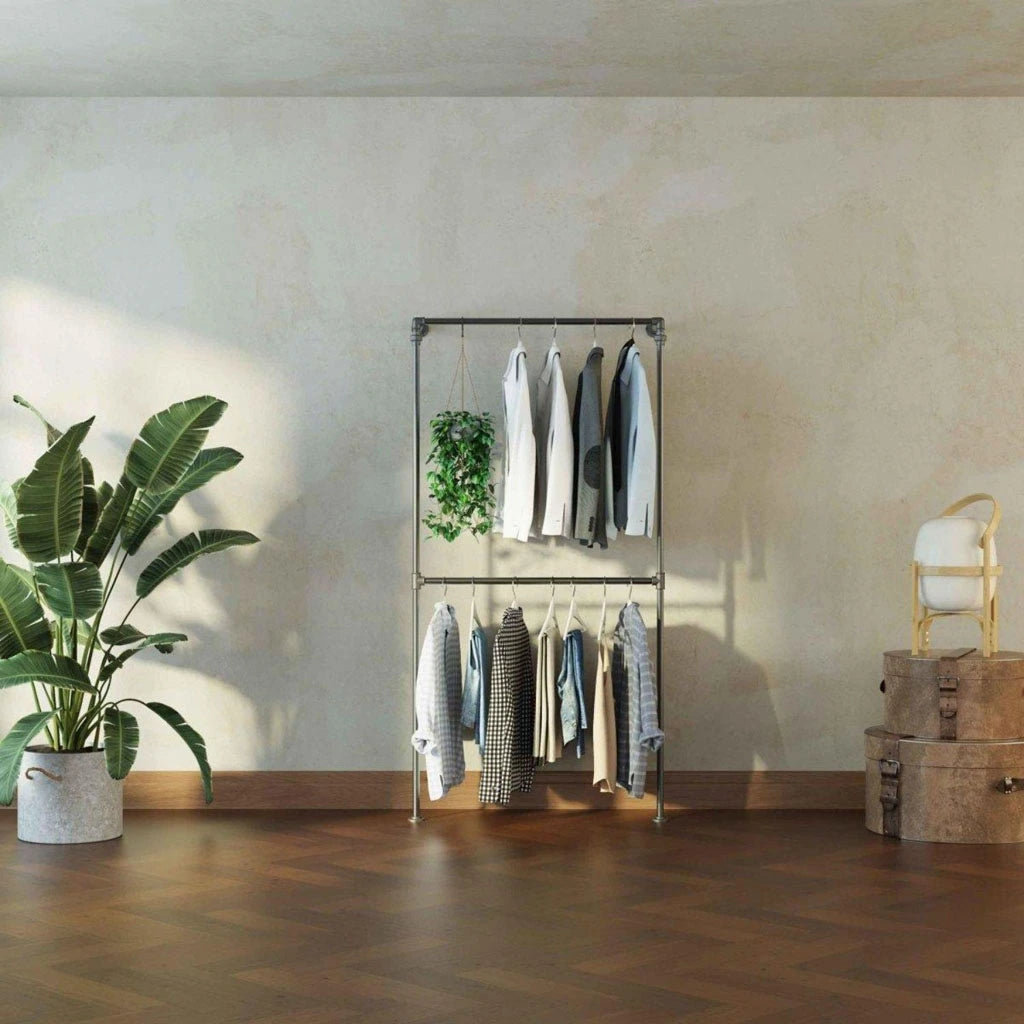 LEA Wandmontierte Kleiderstange mit Jacken, Hemden und Deko behangen im Wohnzimmer
