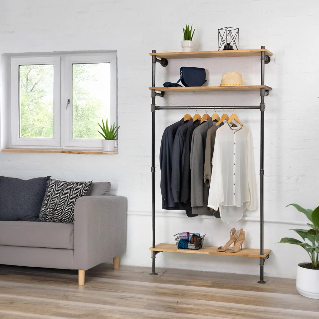Nino Wandmontierte Gaderobenstange mit Deko und Kleidung bestückt im Wohnzimmer