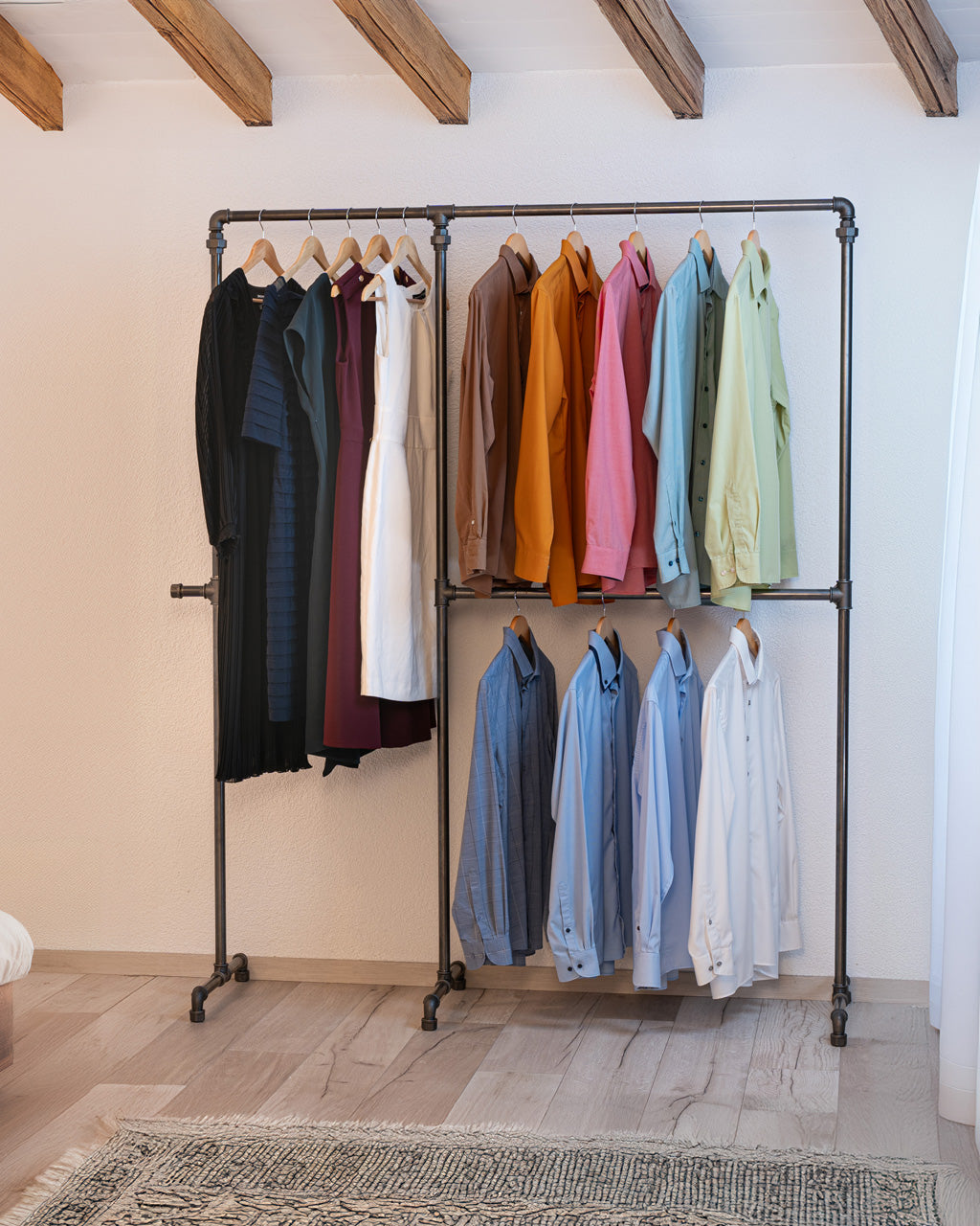 urb.style Ben freistehender Kleiderständer im vintage Stil Ständer aus Rohren behangen mit Kleidung