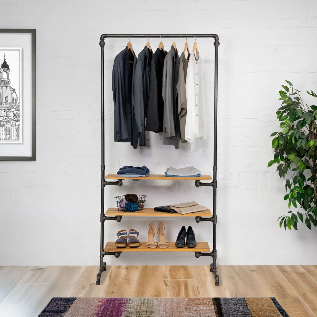 urb.style Svenja wandmontierte Kleiderstange Rohrregal mit Kleidung und Schuhen im Wohnzimmer